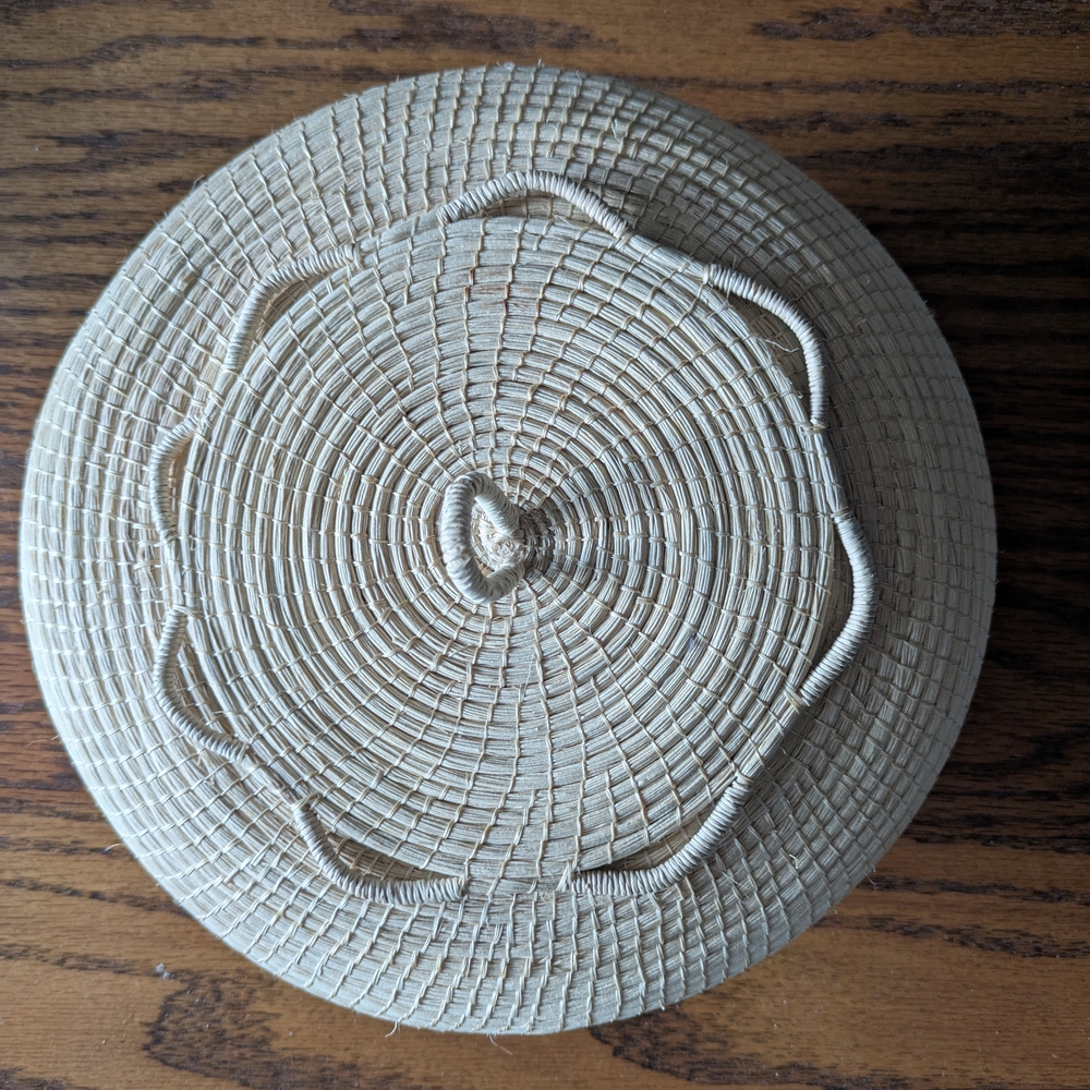 Gullah Handwoven Sweetgeass Basket with Lid | Carolinas | 8.5" Diameter